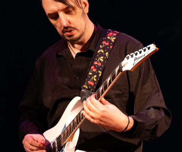 adult-guitar-600x500